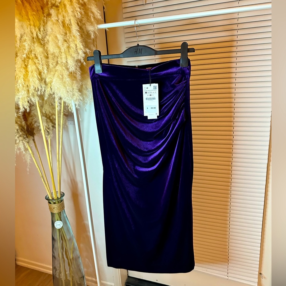 New Zara velvet skirt. Waist 30”, hips 38”, length 35”